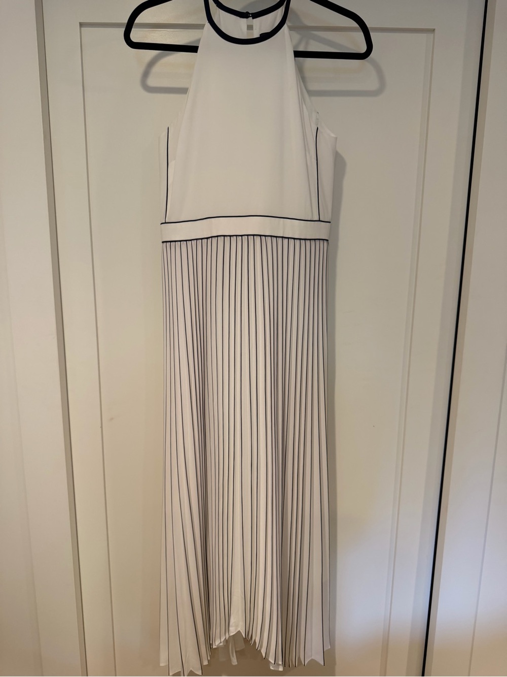 Women’s sz 4 Banana Republic White Maxi Dress with Blue Trim